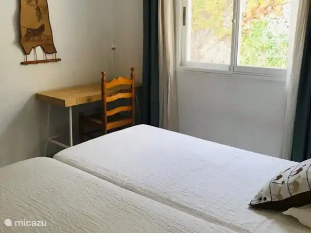 Villa D'Alfaz huren in Spanje, Costa Blanca, Alfáz del Pi - villa Slaapkamer azuur, 2 x 1 pers.bedden 90x2m & bureautje, airco koud-warm en electr.cv. Ook zeer geschikt als kinderkamer. Er is ook nog een campingbedje aanwezig