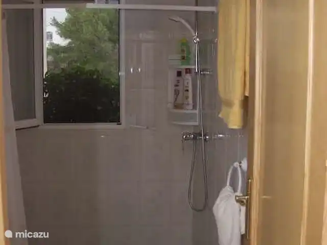 Villa D'Alfaz huren in Spanje, Costa Blanca, Alfáz del Pi - villa Badkamer bij slaapkamer azuur, douche en toilet en electr.cv