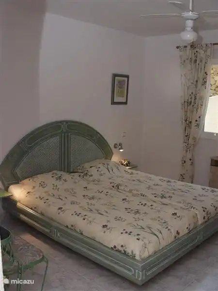 Chambre verte, lit 2pers., 1.80x2m climatisation froid-chaud et électr.cv