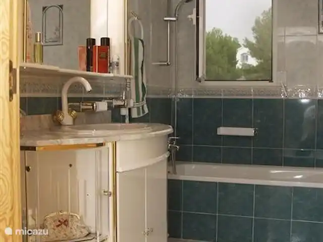 Villa D'Alfaz huren in Spanje, Costa Blanca, Alfáz del Pi - villa Badkamer bij slaapkamer groen, met ligbad, handdouche, toilet en electr.cv