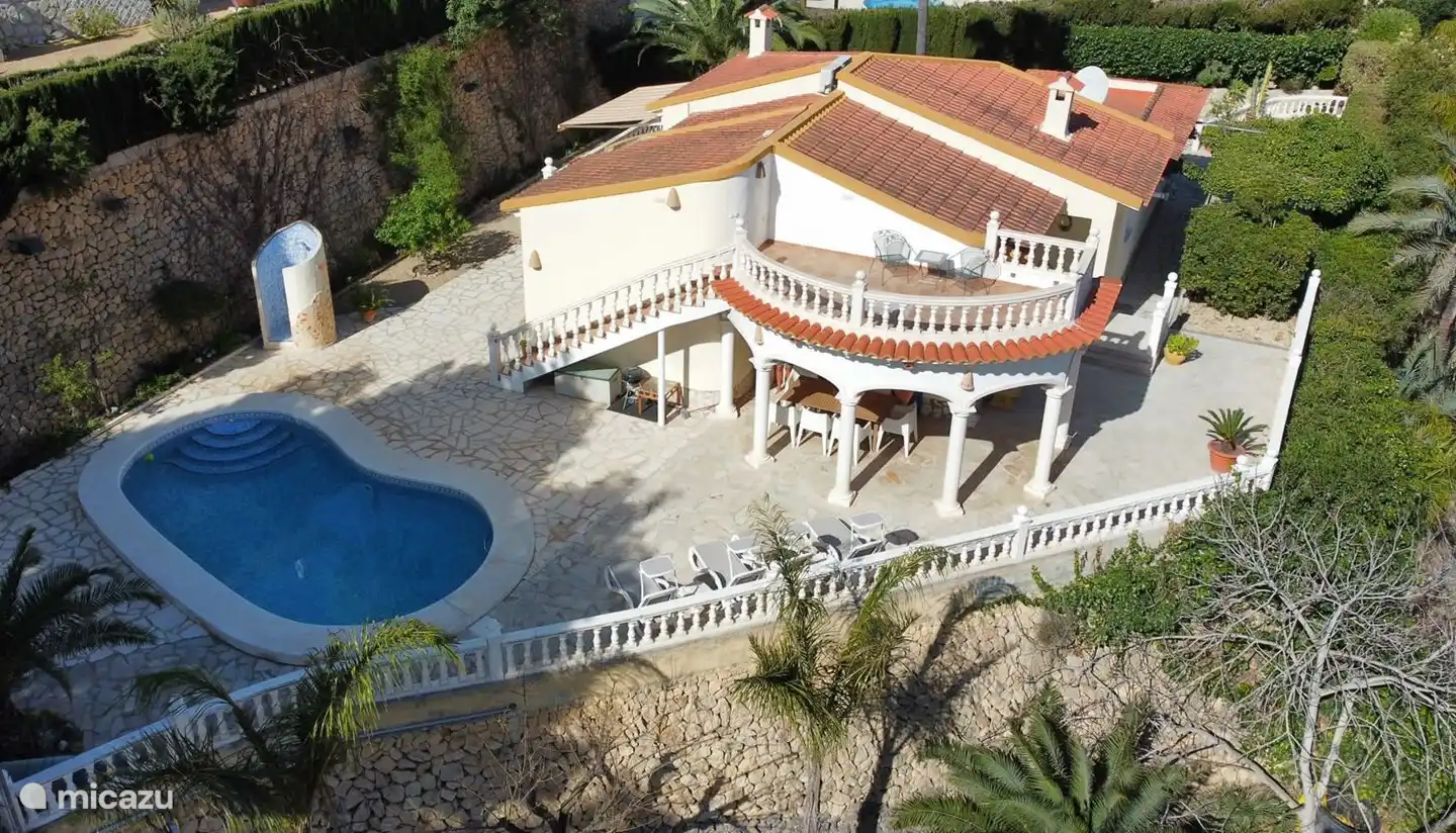 Piscine avec pergola ombragée. Cette pergola attenante de 2010 avec toit terrasse offre une vue panoramique sur les montagnes et la mer. Merveilleux endroit pour votre 1ère tasse de café le matin ou un verre de vin avec une vue romantique.