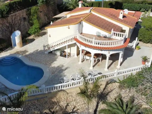 Villa D'Alfaz huren in Spanje, Costa Blanca, Alfáz del Pi - villa Zwembad met schaduwrijke pergola. Deze aangebouwde pergola in 2010 met dakterras biedt een panoramisch uitzicht op bergen en zee. Heerlijke plek voor je 1e kopje koffie 's ochtend of een wijntje met romantische vergezichten.