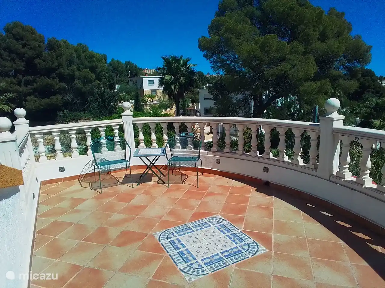Toit terrasse de la pergola, avec vue sur la piscine et vue lointaine sur la plage d'Alfaz-Albir &amp; les montagnes