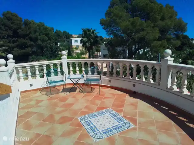 Villa D'Alfaz huren in Spanje, Costa Blanca, Alfáz del Pi - villa Dakterras van de pergola, met uitzicht op het zwembad en in de verre verte uitzicht op strand van Alfaz-Albir & de bergen