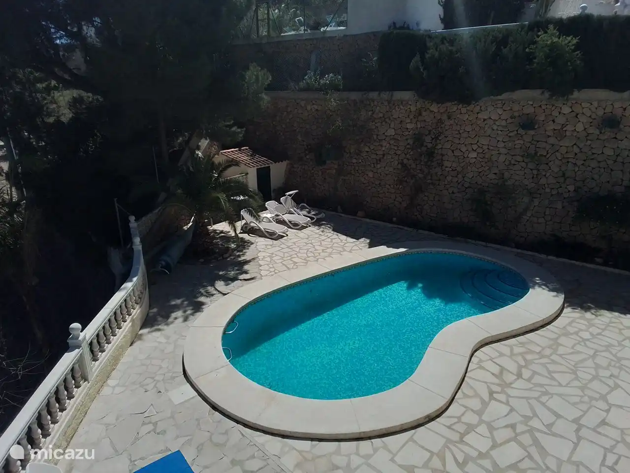 Vue sur la piscine depuis la terrasse sur le toit