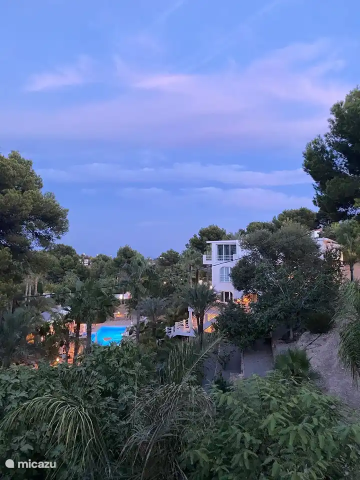 Vue sur la plage d'Alfaz-Albir depuis la terrasse sur le toit.