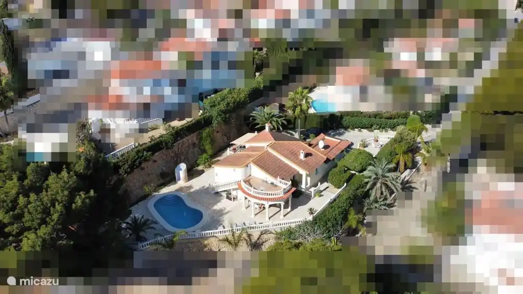 La villa est très abritée avec peu ou pas de vue des voisins