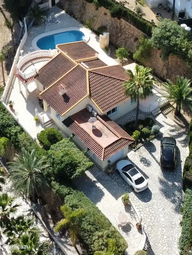 Villa avec allée privée vers un terrain ensoleillé indépendant