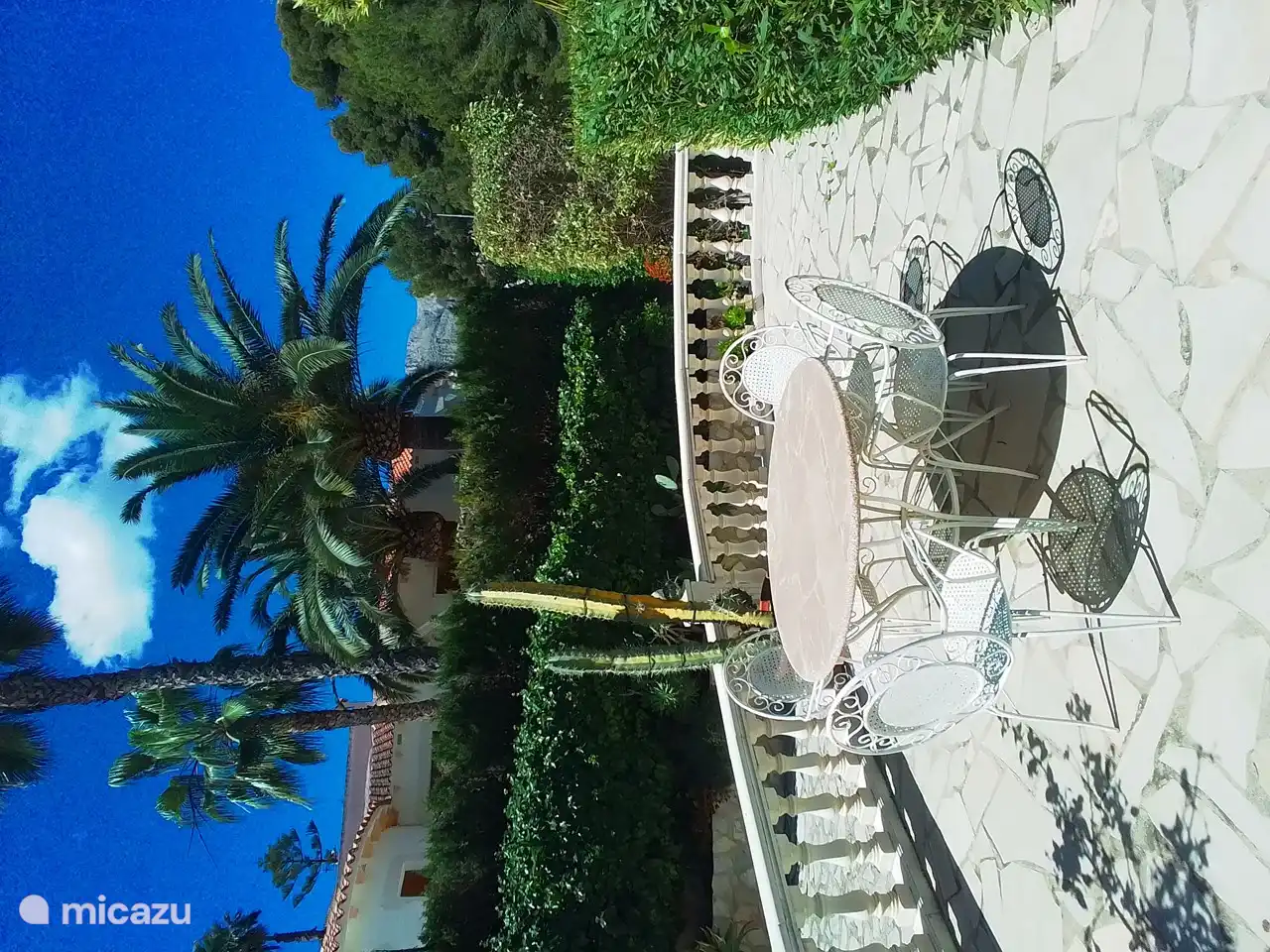 La 1ère terrasse à l'avant de la maison pour profiter des derniers rayons du jour