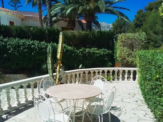 Villa D'Alfaz huren in Spanje, Costa Blanca, Alfáz del Pi - villa Het 1e terras aan de voorkant van het huis om nog van de laatste zonnestralen van de dag te genieten