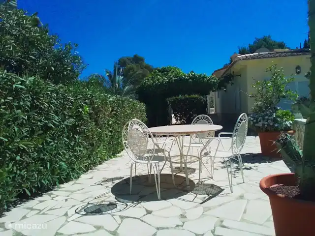 Villa D'Alfaz huren in Spanje, Costa Blanca, Alfáz del Pi - villa Vanaf de oprit de mogelijkheid om de auto vlak voor de voordeur, beschut te parkeren