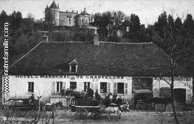 Hotel du Marchal Chastellux in 1900. Das Gebäude ist immer noch da und ist immer noch ziemlich das gleiche wie vor 100 Jahren. Nur das Pferd nicht mehr.