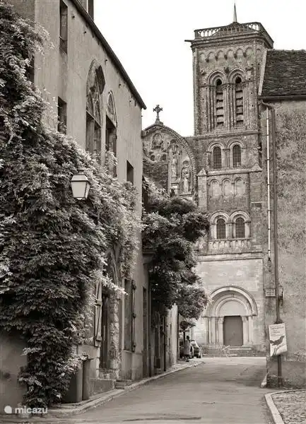 Die Altstadt von Avallon (10 min mit dem Auto) ist sehr lohnenswert. Das Leben hier stehen geblieben.