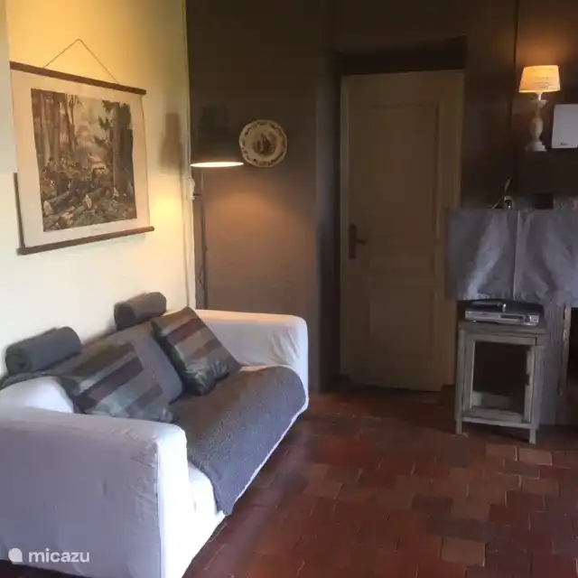 Ein bequemes Sofa. Das Haus ist auch mit einem Fernseher / DVD mit DVD-Sammlung ausgestattet