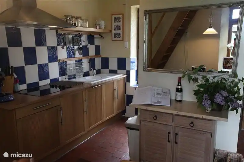 Die Küche ist mit Geschirrspüler, Kühl-und Gefrierschrank und Mikrowelle. In der Küche finden Sie die erste Notwendigkeit des Lebens, wie Kaffee, Tee, Gewürze, Olivenöl, etc. Es gibt eine Senseo Kaffeemaschine und gewöhnlichen