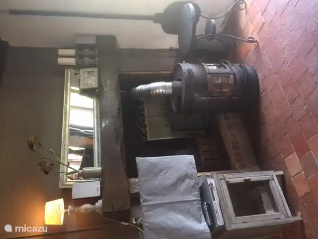 Im Winter ist der Holzofen schön. Die Türen können als Kamin geöffnet werden