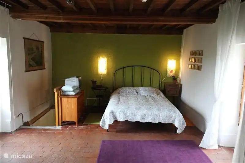 Das geräumige Schlafzimmer mit Doppelbett und einem Schlafsofa. Vom Schlafzimmer mit Blick auf das Tal der Cure