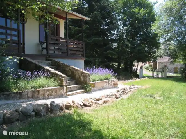 casa vacacional en Francia, Yonne, Chastellux-sur-Cure – laforge El jardín delantero con lavanda