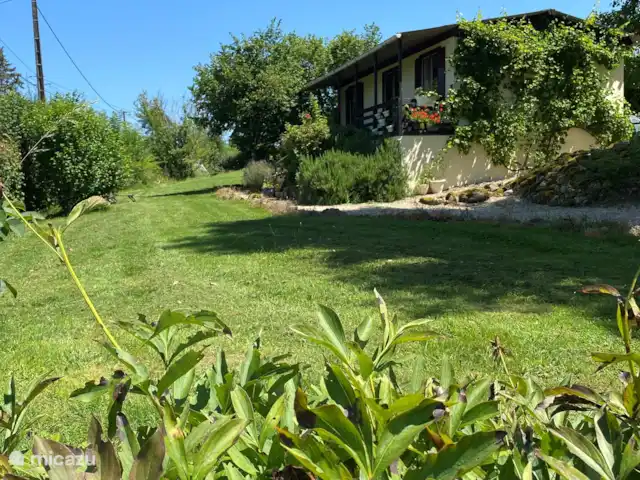 casa vacacional en Francia, Yonne, Chastellux-sur-Cure – laforge La cabaña con el jardín