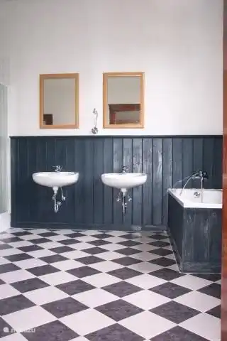 Erstes Badezimmer mit Badewanne, Dusche und WC