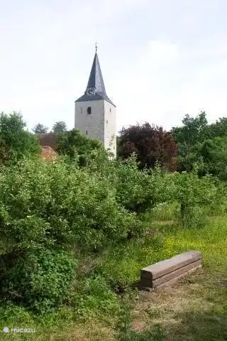 Unser Garten mit Blick auf Berge und Kirche