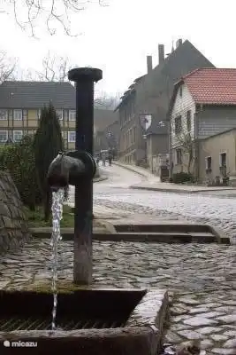 Das Wasser-Quelle mit Haus im Hintergrund