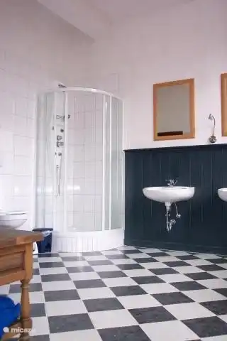 Die Dusche im ersten Badezimmer