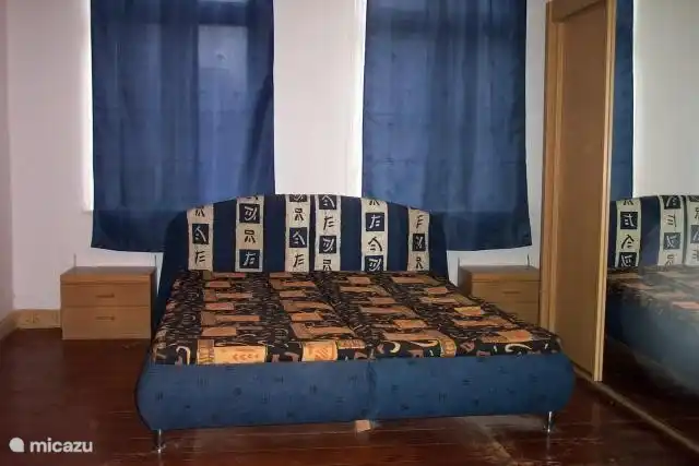 Schlafzimmer mit Zugang zum Badezimmer