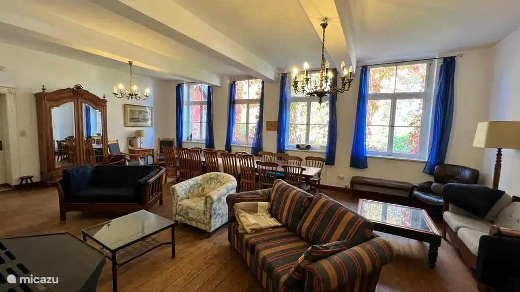 Wohnzimmer. War Schulzimmer. Das Zimmer ist 10 x 6 Meter groß. Mit großem Tisch 5 Bänke mit Breitbild-HD-TV, Kamin und 30 Kilometer Aussicht