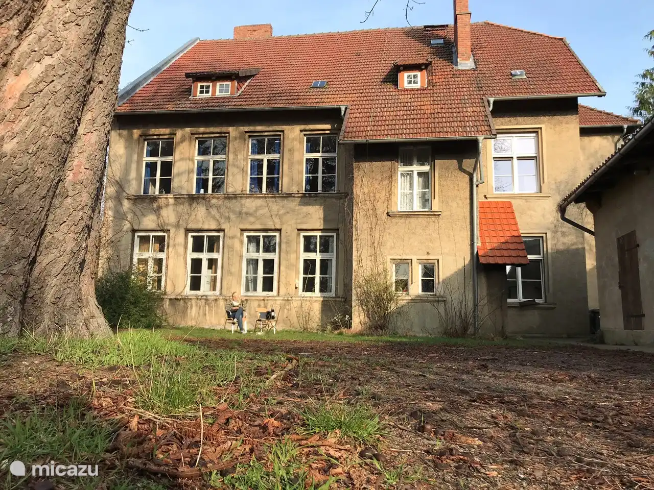 Jemand genießt den Herbst im Garten
