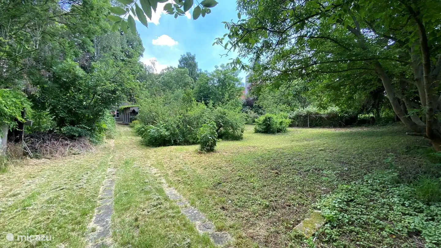 Der Garten. In der Mitte ist noch ein Stück des Hauses zu sehen