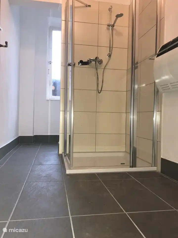 Badezimmer im Erdgeschoss. Die beiden anderen Badezimmer sind größer