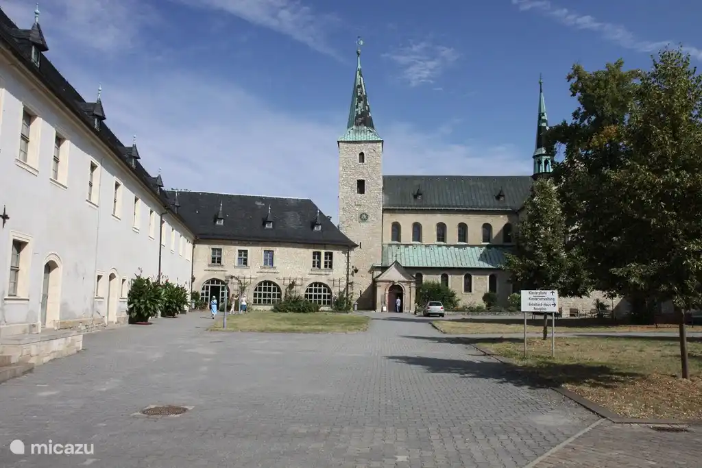 Kloster Huysburg. Wir haben an der Eingangstür des Hauses ein Denkmal dieses Klosters aus dem 15. Jahrhundert