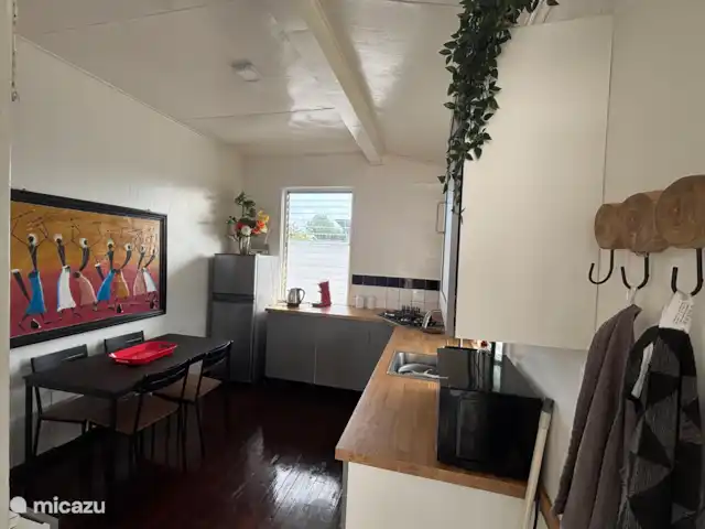 Location de Vacances Suriname, Paramaribo, Paramaribo, maison de vacances - Huize Roza, sûr et proche du centre Notre belle nouvelle cuisine, complète avec réfrigérateur-congélateur, plaque de cuisson à gaz 4 brûleurs, cuiseur à riz, bouilloire, application de café Senseo, micro-ondes, eau chaude et froide (remarque !! pas de four) le tout pour 4 personnes.