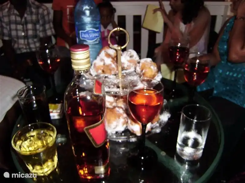 With old and new is a party to this balcony. You hear and see from far away the most beautiful fireworks. Even if you only on your balcony than you already spend a great New Year. You do not have to stay home because in the center of Paramaribo is not until the late big party for everyone.