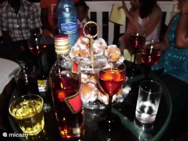 Location de Vacances Suriname, Paramaribo, Paramaribo, maison de vacances - Huize Roza, sûr et proche du centre Avec l'ancien et le nouveau c'est la fête sur ce balcon. Vous entendez et voyez les plus beaux feux d'artifice de loin. Même si vous êtes seul sur votre balcon, vous passerez déjà un excellent réveillon. Vous n'êtes pas obligé de rester à la maison car dans le centre de Paramaribo c'est une grande fête jusqu'à des heures tardives