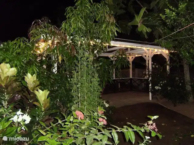 Location de Vacances Suriname, Paramaribo, Paramaribo, maison de vacances - Huize Roza, sûr et proche du centre Le soir, c'est un endroit idéal pour un barbecue romantique avec la famille et les amis. Aussi très confortable pour une petite réunion!
Pendant la journée, c'est un endroit ombragé merveilleux avec beaucoup de vent. Détendez-vous dans les hamacs, disponibles pour les clients. Ou tombe dans un déménagement de jardin.
Nous h