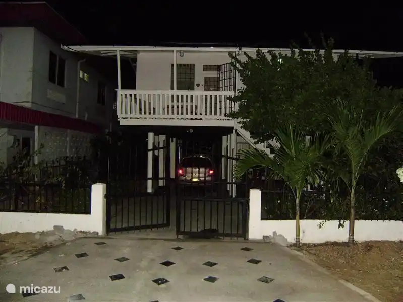 As night falls, the house is beautifully lit by the street lantern pole outside the door. Try it never light on the balcony, so we have a lot fewer problems with mosquitoes and other pests. With some lemon ella candles you into the wee hours of enjoying the fresh sea breeze. Jogo, fresh juice or glass of wine, so cozy!