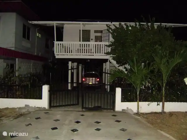 Location de Vacances Suriname, Paramaribo, Paramaribo, maison de vacances - Huize Roza, sûr et proche du centre Lorsque la nuit tombe, la maison est magnifiquement éclairée par le lampadaire devant la porte. N'allumez jamais la lumière sur le balcon vous-même, nous avons donc beaucoup moins de problèmes avec les moustiques et autres vermines. Avec quelques bougies à la citronnelle, vous pourrez profiter de la brise marine fraîche jusqu'au petit matin. Faire du jogging