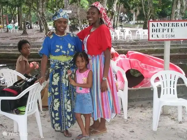 Location de Vacances Suriname, Paramaribo, Paramaribo, maison de vacances - Huize Roza, sûr et proche du centre Filles créoles