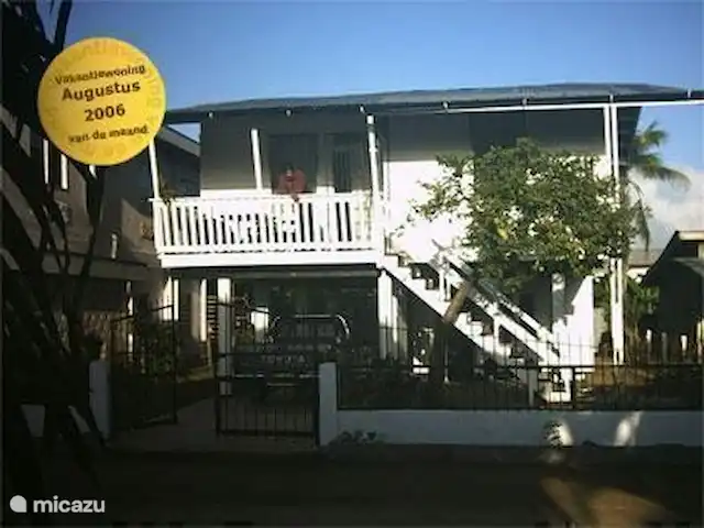 Location de Vacances Suriname, Paramaribo, Paramaribo, maison de vacances - Huize Roza, sûr et proche du centre Nous avons été nominés par D-reizen et les locataires pour la meilleure présentation et le meilleur service ! Nous vous offrons ce que vous voyez ! LISEZ D'ABORD LES NOMBREUSES RÉPONSES DE LOCATAIRES SATISFAITS DANS NOTRE LIVRE D'OR !!
Cette maison de vacances de luxe est élégante et entièrement meublée. Il y a beaucoup à faire dans les environs. On peut cycle l