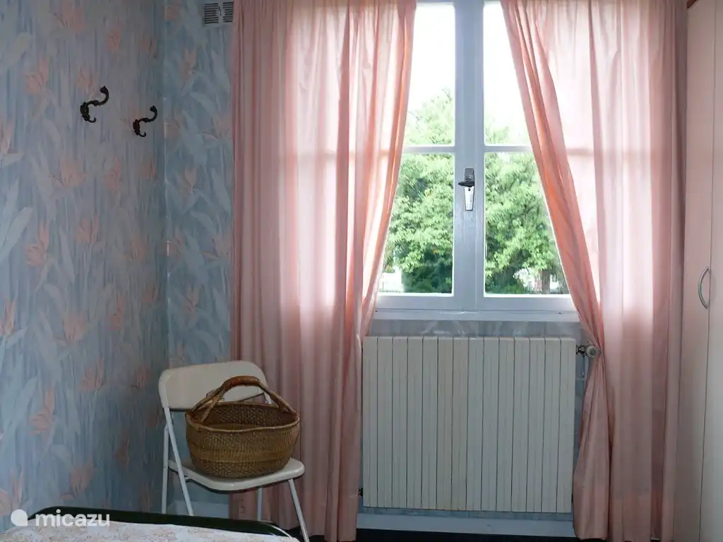 Schlafzimmer im Erdgeschoss, zwei Einzelbetten