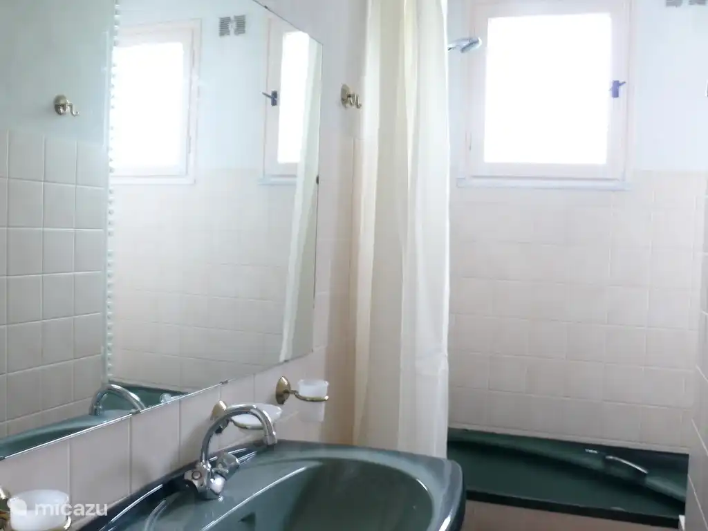 Badezimmer im Erdgeschoss, Badewanne/Dusche, Waschbecken, Bidet.