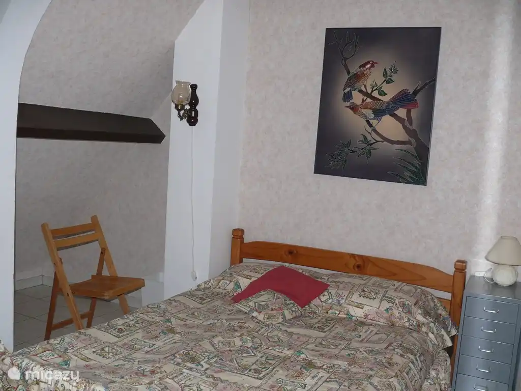 Schlafzimmer mit Doppelbett im ersten Stock