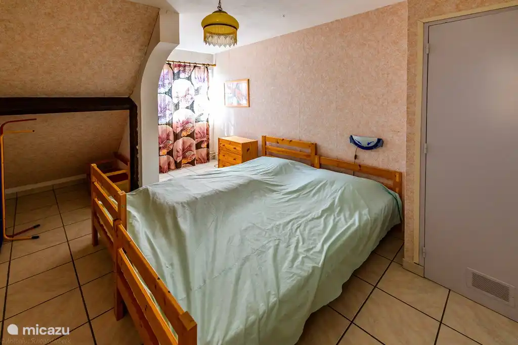 Schlafzimmer mit zwei Einzelbetten im ersten Stock