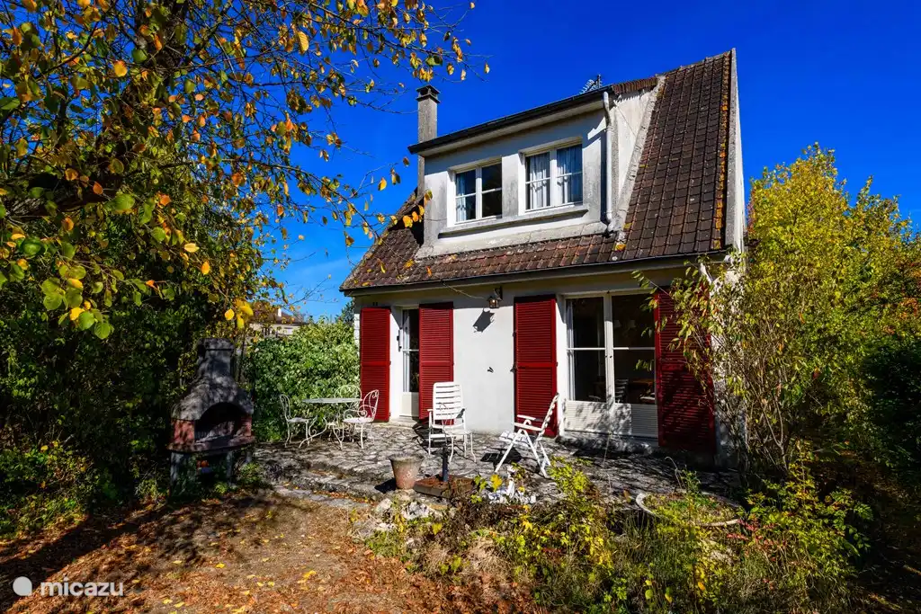 Haus auf der Rückseite mit einer nach Westen ausgerichteten Terrasse und einem festen Grill.