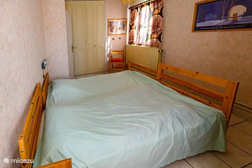 Schlafzimmer mit zwei Einzelbetten im ersten Stock