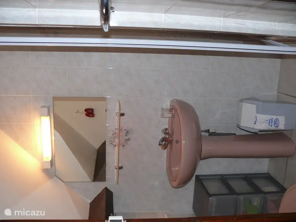 Badezimmer im ersten Stock mit Duschkabine, Waschbecken und Toilette