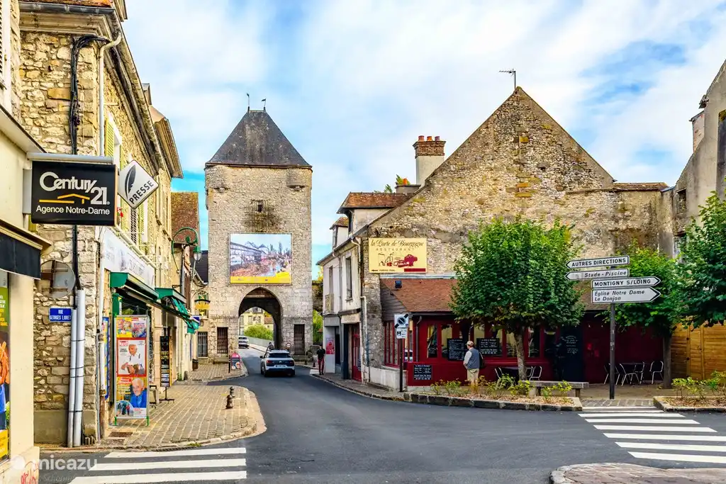 Rue Grande mit vielen Geschäften.