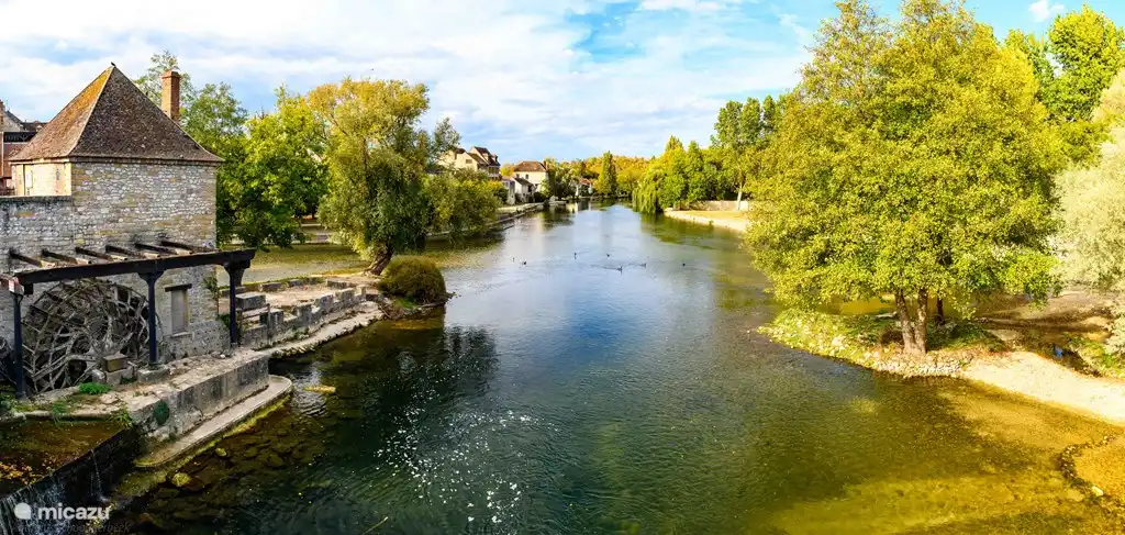 Alte Wassermühle am Fluss Loing.